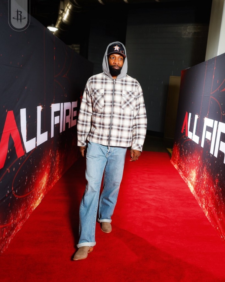 500万网彩票网-火箭众将红毯秀：格子衫成最爱 申京毛衣贵妇风 海王牛仔硬汉