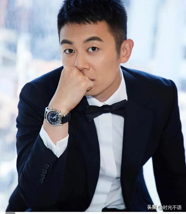 500万网彩票网-朱亚文现身上海街头被偶遇，网友：声音很好听，私服帅爆了！