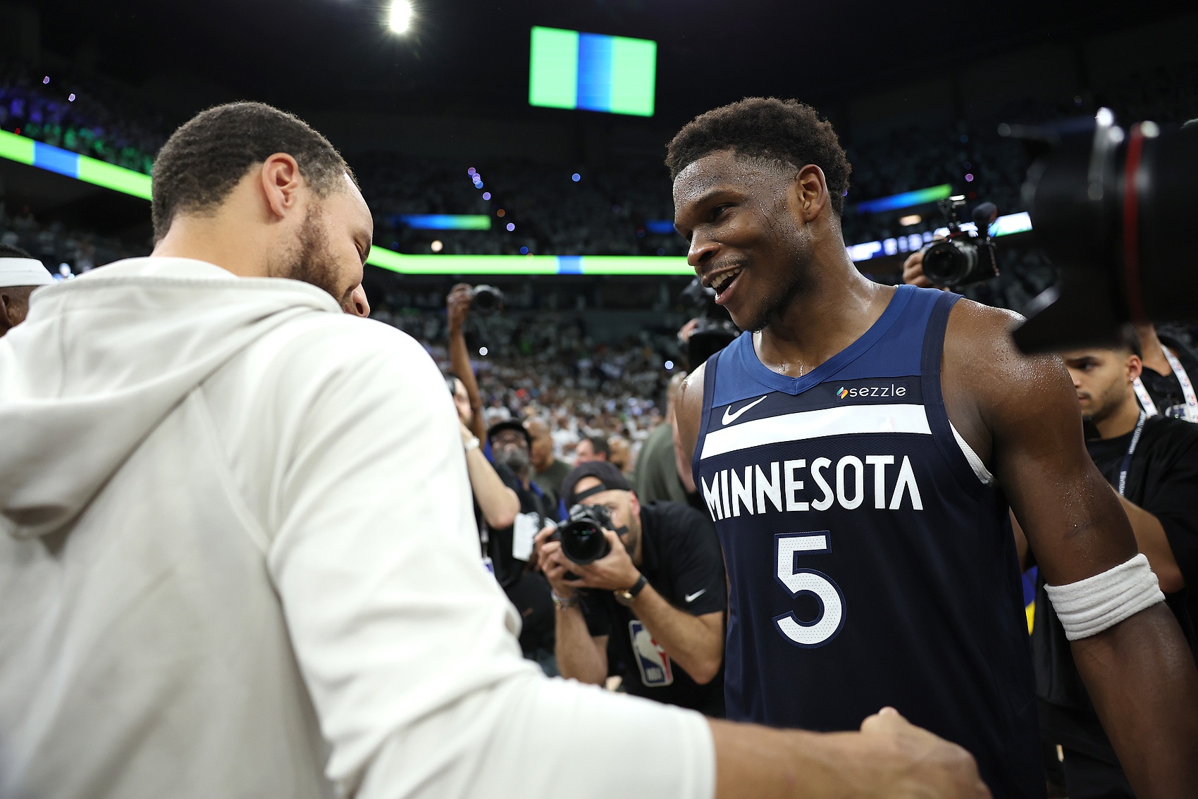 500万网彩票官网-爱德华兹：库里是我兄弟&amp;我爱他的一切 他是最伟大控卫 不太懂rap