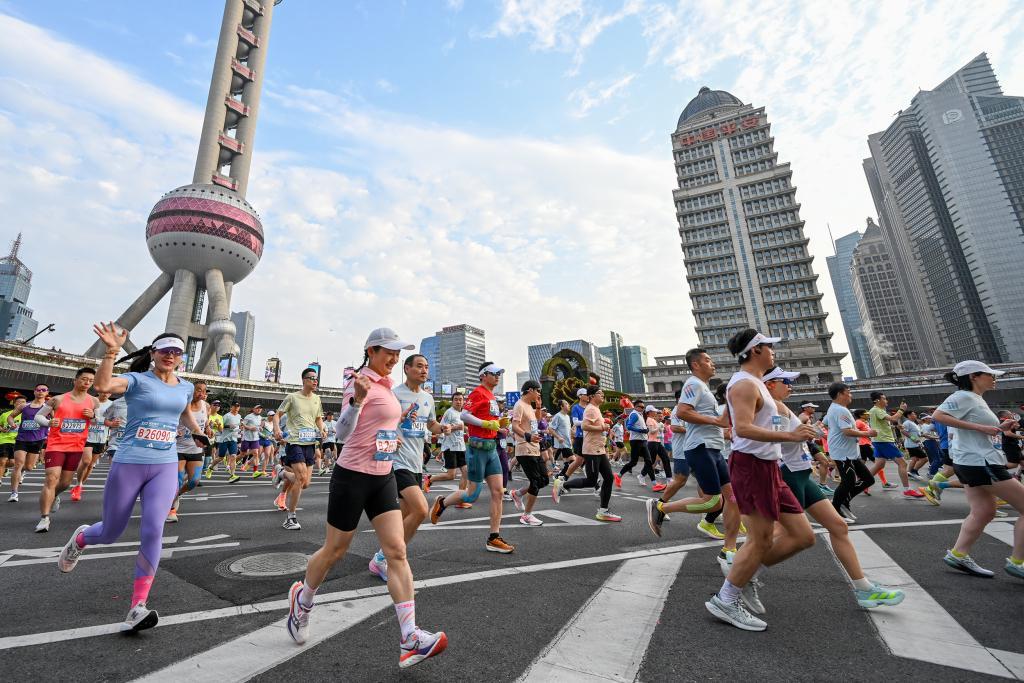 500万网彩票官网-深一度｜从“卷”到“暖”，上海半马这样跑过十年
